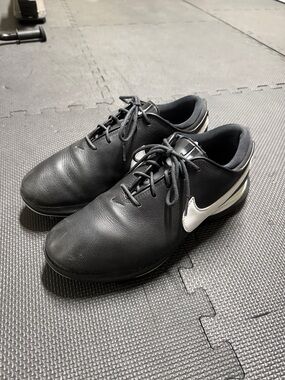 Nike Men's Victory Tour Black Athletic Golf Shoes with White Swoosh